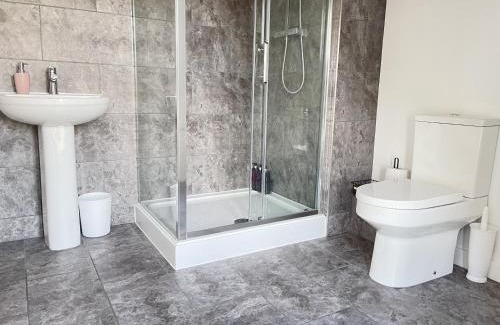 Cambridge House | Cambridge - Modern 4-BR Home with Gardens & Wi-Fi