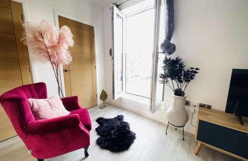 Cambridge House | Cambridge - Modern 4-BR Home with Gardens & Wi-Fi