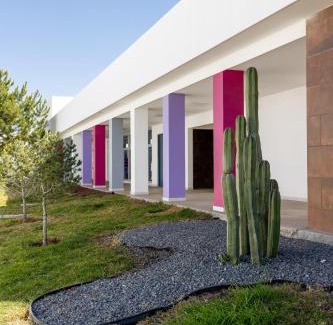 San Miguel de Allende Hotel | Camino de Olivos - Desayuno Incluido, Amplio Estacionamiento y AC