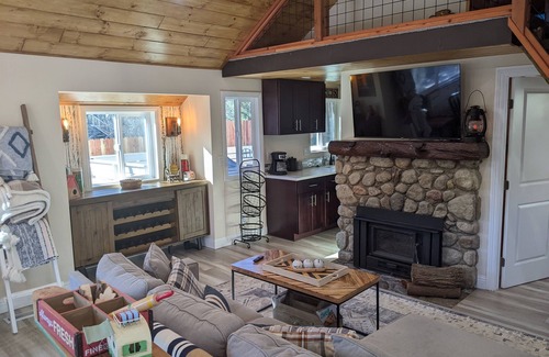Idyllwild Cabin | Camp Malarki 2 Cabins, Gated Yard, kids play area