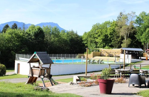Miribel-les-Echelles Ski Chalet | Camping Le Balcon de Chartreuse* - Chalet Bouton d'Or 4 People