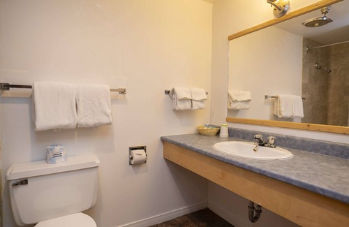 Whitehorse Hotel | Canadas Best Value Inn River View Hotel