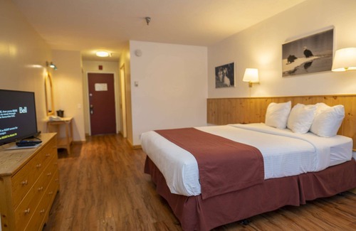 Whitehorse Hotel | Canadas Best Value Inn River View Hotel