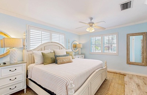 Marathon House | Canal-front home with large private dock, plunge pool, kayaks, & bikes - dog OK
