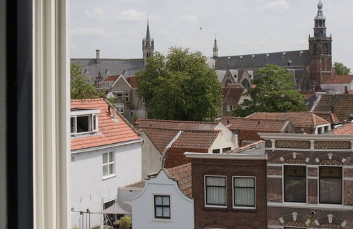 Gouda Apartment | Canal house top floor in historic center Gouda