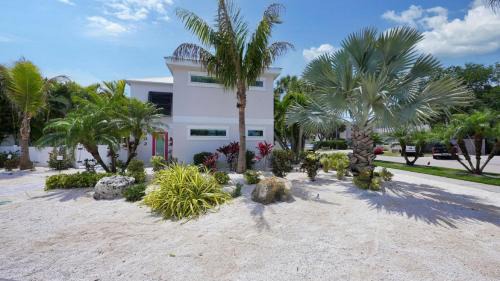 Siesta Key Village House | Canal Lower-Gorgeous 3 bed 3 bath near SK Village