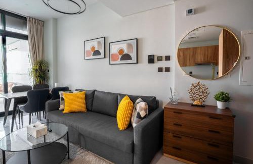 Abu Dhabi Apartment | Canal View 1BR near Galleria Mall & Cleveland