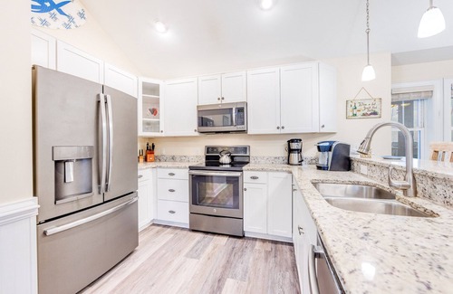 Hatteras Condo | Canalfront Hatteras Condo w/Private Balcony, Resort Pool, Boat Slips, Elevator