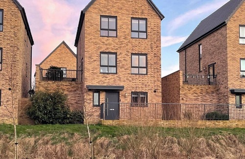 Swindon House | Canalside Home in Lovely Swindon