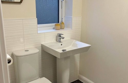Swindon House | Canalside Home in Lovely Swindon