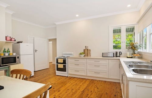 Bowral House | Canary Cottage - opposite Bowral County Club