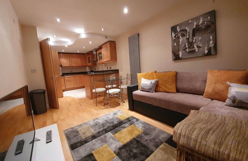 Isle of Dogs Apartment | Canary Wharf waterside 1 bed apartment
