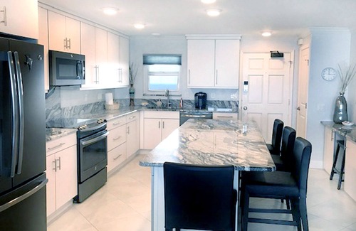 Daytona Beach Shores Condo | Canceld: Bike Wk Avail/1102 Shores Clb! 10+Remodel/NO-DRIVE Bch/Picklbll/BsktBl