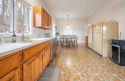 Danbury House | Candlewood Lake Getaway