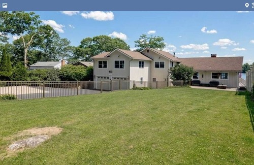 Danbury House | Candlewood Lake Retreat (Lakeside)