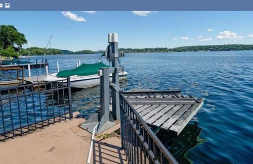 Danbury House | Candlewood Lake Retreat (Lakeside)