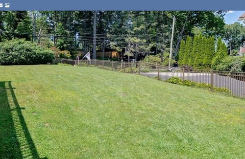 Danbury House | Candlewood Lake Retreat (Lakeside)