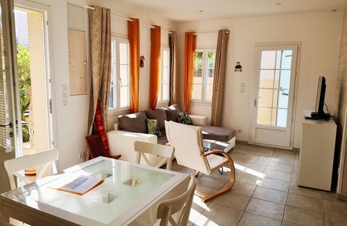 Le Port House | Canétoise located 50 m from the sea, 2 to 7 pers, air conditioning, private parking.