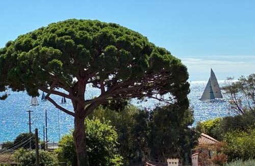 Cannes La Bocca House | Cannes Sea View, by Beach, Private Room in Shared 3-Bedroom Apartment, Private Bathroom & Balcony, Chambre avec salle de bain privative & balcon, chez l'habitant