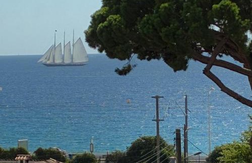 Cannes La Bocca House | Cannes Sea View, by Beach, Private Room in Shared 3-Bedroom Apartment, Private Bathroom & Balcony, Chambre avec salle de bain privative & balcon, chez l'habitant