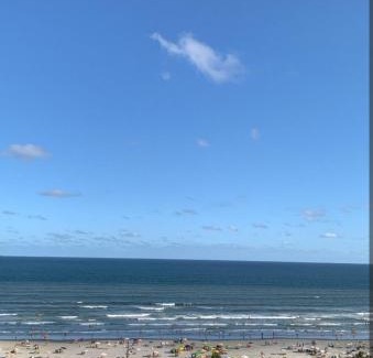 Ocian Apartment | Cantinho na Ocian a 50 metros do mar e próximo a feirinha de artesanato da praia da Ocian ,Com NET Flix Globo play internet vivo com 500 megas Tv de 70 polegadas com ar condicionado