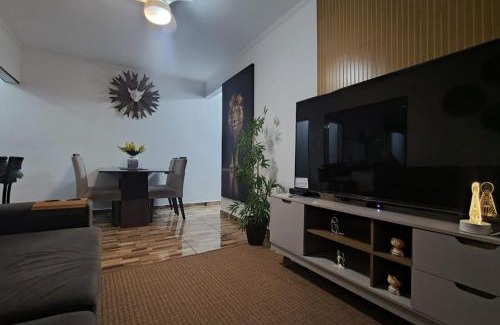 Ocian Apartment | Cantinho na Ocian a 50 metros do mar e próximo a feirinha de artesanato da praia da Ocian ,Com NET Flix Globo play internet vivo com 500 megas Tv de 70 polegadas com ar condicionado