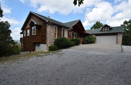 Eureka Springs Cabin | Canucanoe Riverview Hillcrest Lodge Vacation Home - 5 Bedrooms