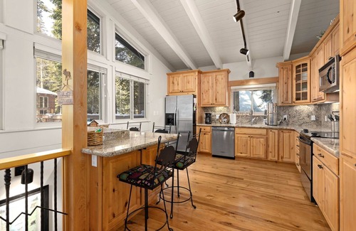 Donner Lake Woods House | Canyon Chalet by Tahoe Getaways - 4 BR, SKI LEASE, Walk to Donner