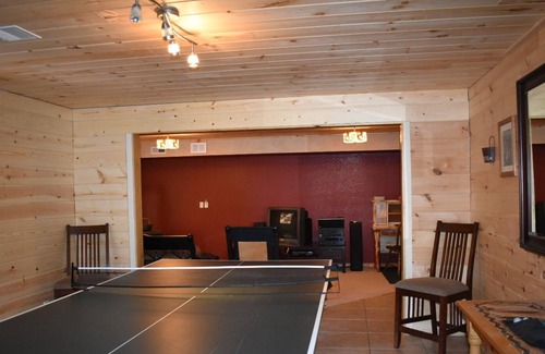 Twin Creek Village Cabin | CANYONS EDGE VIEW GORGEOUS INTERIOR PING PONG POOL SAUNA PLAYSET FIREPLACE STOVE