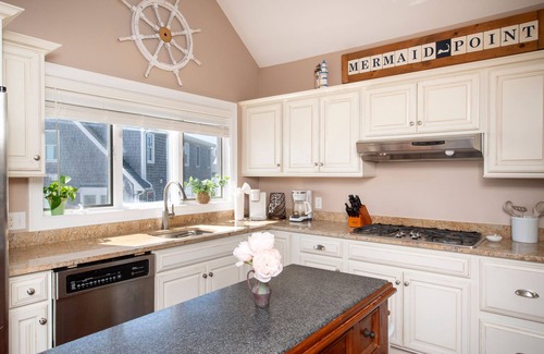 Sandwich House | Cape Cod Bay Home w/Deck + Private Beach Access