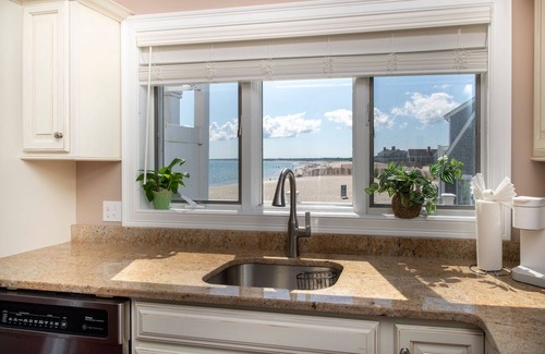 Sandwich House | Cape Cod Bay Home w/Deck + Private Beach Access