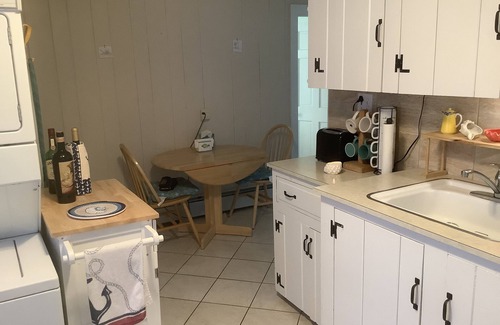 Dennis Port Cottage | Cape Cod Beach Cottage, only 5 minute walk to Glendon beach & local restaurants