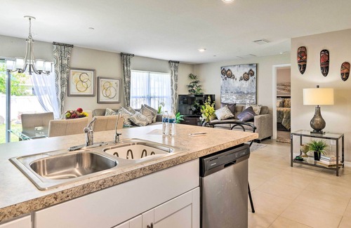 Jacarandas House | Cape Coral Home w/Fenced Yard: 12 Mi to Dtwn!