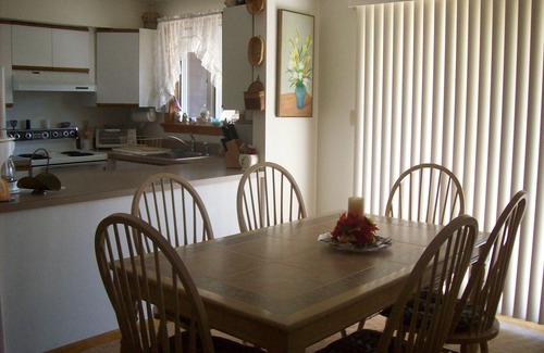 Cape May Condo | Cape Manor Condo Sat. to Sat. popular weekly rental in 2 story elevator building with views from the bedroom of the pool.