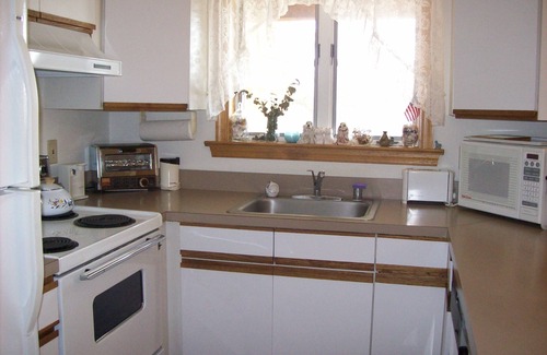 Cape May Condo | Cape Manor Condo Sat. to Sat. popular weekly rental in 2 story elevator building with views from the bedroom of the pool.