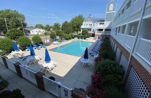 Cape May Condo | Cape Manor Condo Sat. to Sat. popular weekly rental in 2 story elevator building with views from the bedroom of the pool.