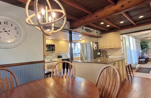 Villas House | Cape May/4 BR w/2KingBeds/Sleeps14/Pool&HotTub/Fireplace&FirePit/DogsOK