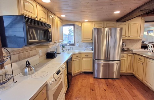 Villas House | Cape May/4 BR w/2KingBeds/Sleeps14/Pool&HotTub/Fireplace&FirePit/DogsOK