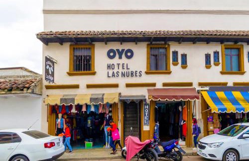 De Mexicanos Hotel | Capital O OYO Hotel Las Nubes Mercado de Dulces y Artesanias Ambar, San Cristobal De Las Casas
