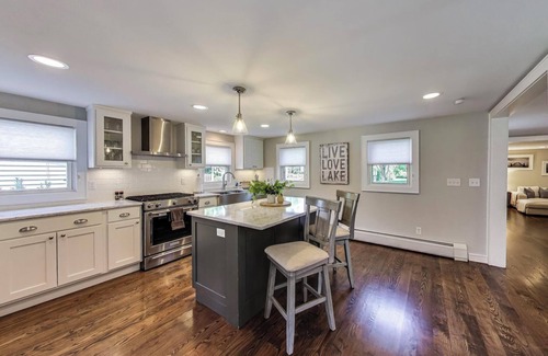 Lake Geneva House | Captain Cook: Walk to Lake, Hot Tub, Sleeps 9