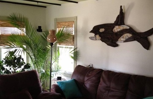 Niantic House | 'Captain's Cottage'- Premium Beach House in Crescent Beach