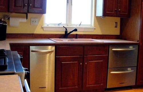 Niantic House | 'Captain's Cottage'- Premium Beach House in Crescent Beach