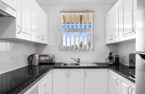 Glenelg South Apartment | Captain's In Glenelg | 50m to Glenelg Beach, Car Park, WiFi, King Bed & Airport
