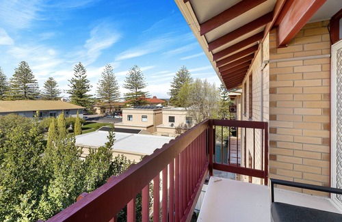 Glenelg South Apartment | Captain's In Glenelg | 50m to Glenelg Beach, Car Park, WiFi, King Bed & Airport