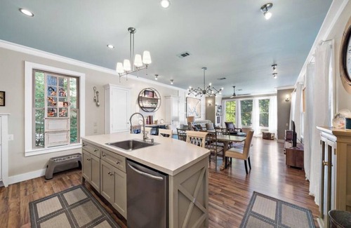 Eatonton Cottage | Captain’s Cove Lake Cottage with Dock, Pool, & Game Room