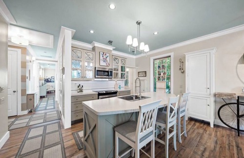 Eatonton Cottage | Captain’s Cove Lake Cottage with Dock, Pool, & Game Room