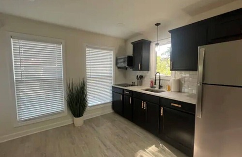 Somerset House | Captivating 2-bedroom, garage door house with WiFi, AC in welcoming Somerset