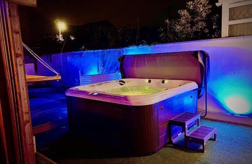 South Shore House | Captivating 4-Bed Hot Tub House in Blackpool