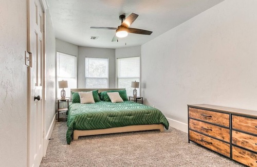 Guthrie House | Captivating Comfort Sleeps 8.