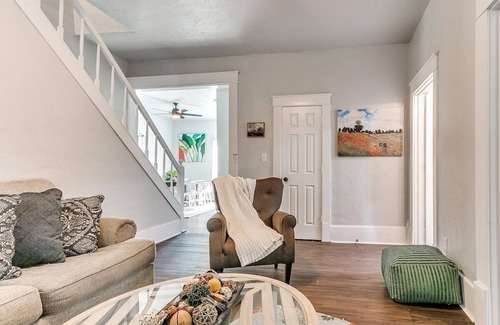 Guthrie House | Captivating Comfort Sleeps 8.